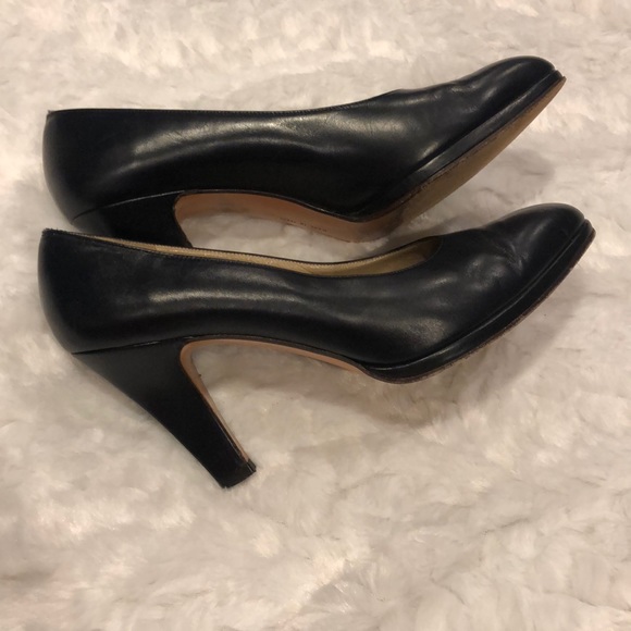 Salvatore Ferragamo EXCELLENT condition navy pumps - Picture 2 of 8